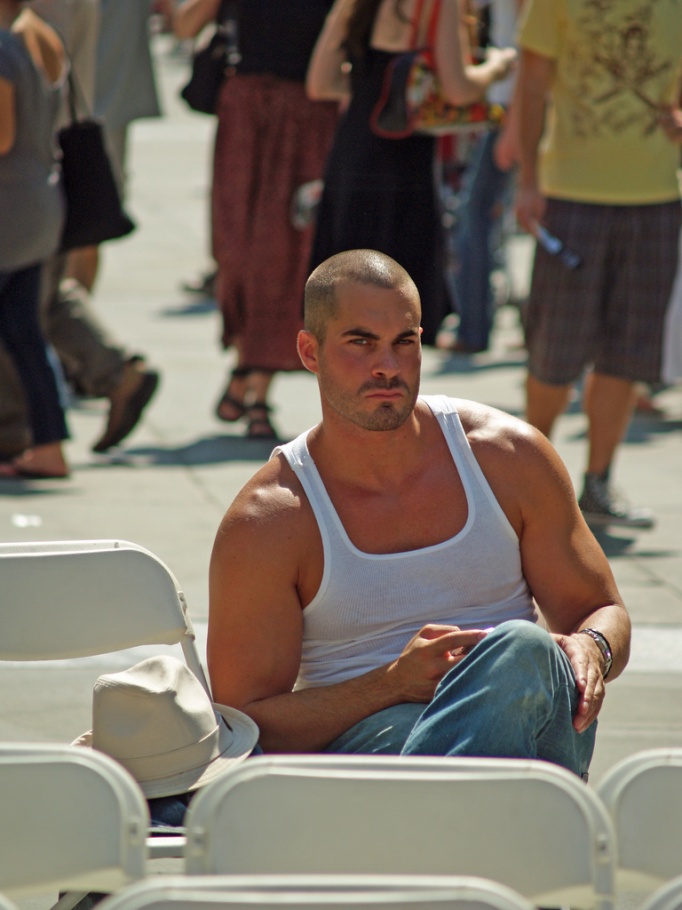 https://upload.wikimedia.org/wikipedia/commons/c/cb/Man_in_A_shirt_at_the_Brooklyn_Book_Festival.jpg